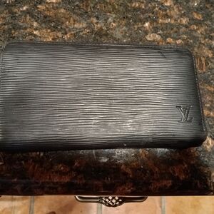 Louis Vuitton Textured Black Women Wallet